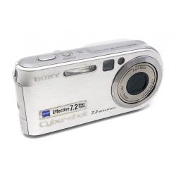 Aparat Sony CYBER-SHOT DSC-P200 w eleganckim srebrnym kolorze