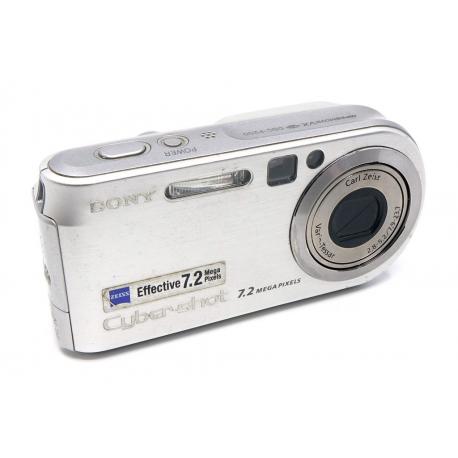 Aparat Sony CYBER-SHOT DSC-P200 w eleganckim srebrnym kolorze