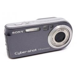 Aparat Sony CYBER-SHOT DSC-P200 w eleganckim srebrnym kolorze